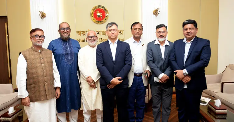 স্বরাষ্ট্রমন্ত্রীর সঙ্গে নবনিযুক্ত ছয় সিটি প্রশাসক